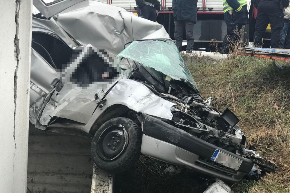 KURIR SAZNAJE, STRAVIČNA NESREĆA U ŽELEZNIKU: Auto izleteo s puta u Avalskoj, telo mladića (22) izvlačili iz smrskanog vozila (FOTO)