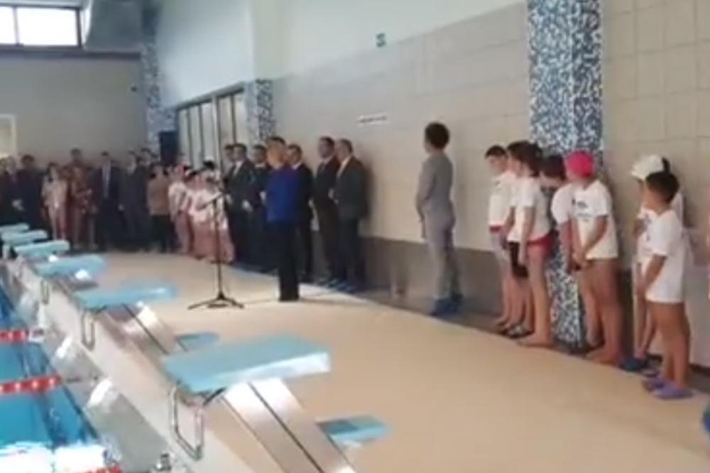 KOLINDA SVEČANO OTVORILA LOKALNI BAZEN, PA JE DECI POZLILO: Dva učenika izneta napolje, a onda je prostor osveštao sveštenik (VIDEO)