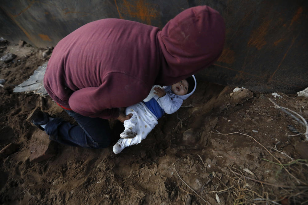 JOŠ JEDNO DETE PREMINULO U PRITVORU ZA MIGRANTE U SAD: Dečak (8) iz Gvatemale hitno prebačen u bolnicu, ali je bilo kasno