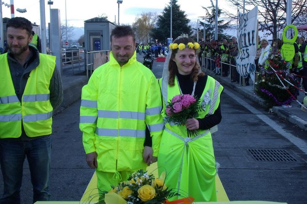 LJUBAV ŽUTIH PRSLUKA: Par se venčao na protestu u Francuskoj! Umesto fraka i venčanice, obučeni u simboličnu drečavo žutu boju!
