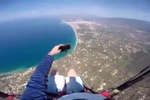 KAKVA NEZGODA! Visio je na nekoliko hiljada metara u vazduhu i taman da napravi selfi... NAJEŽIĆETE SE! (VIDEO)