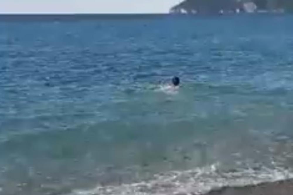 KAKO MU NIJE BILO HLADNO: Za ovog muškarca iz Bara kupanje u decembru nije nikakav problem (VIDEO)