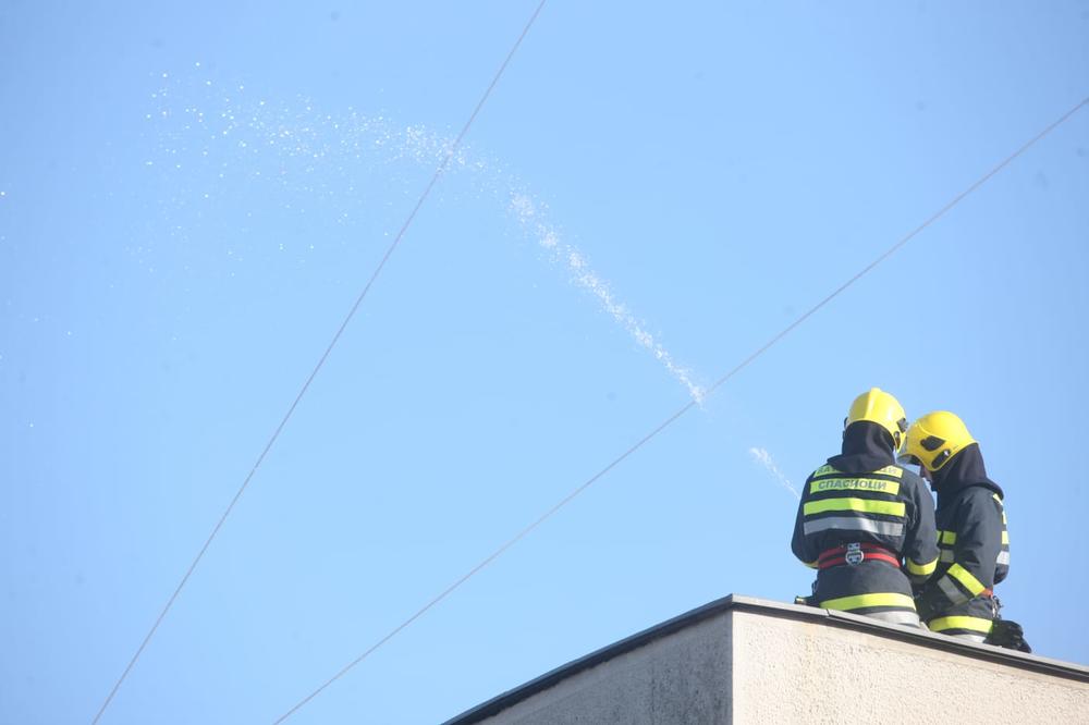 EVAKUISANI STANARI: Požar u zgradi u Kraljevu, nema povređenih