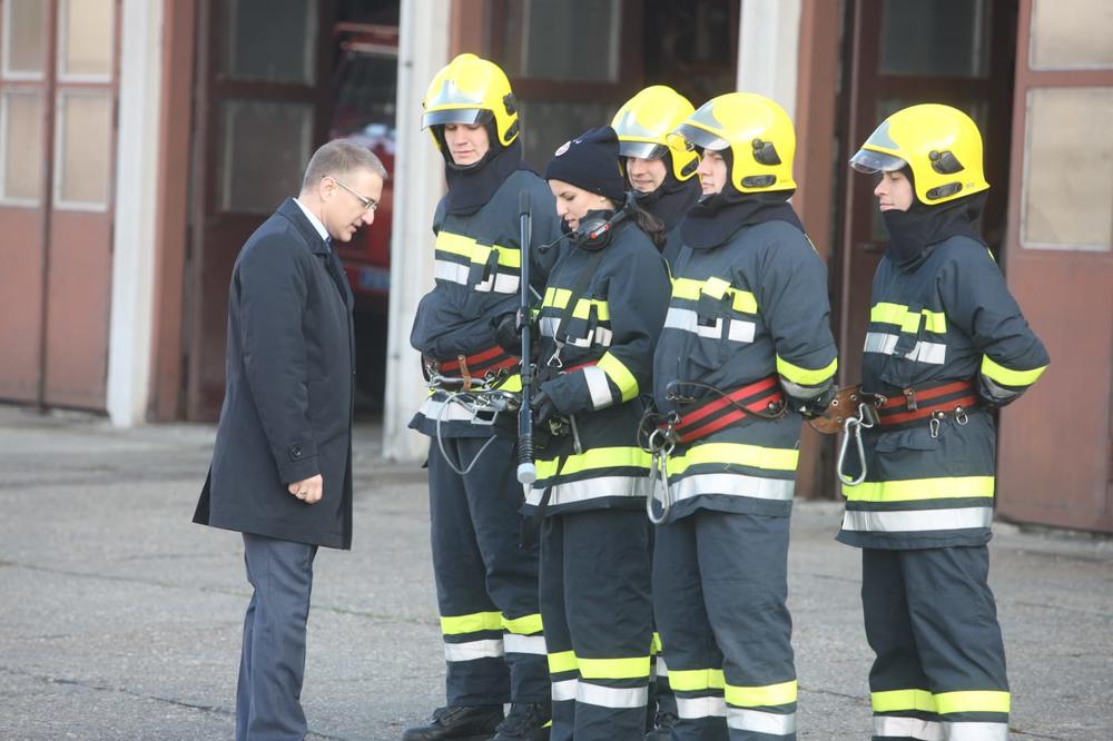 POKAZALI ŠTA ZNAJU: Ministar Stefanović prisustvovao vežbi novih 57 vatrogasaca (FOTO)