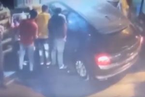 IZBEGAO SIGURNU SMRT ZA DLAKU: Automobil se zakucao u tezgu tik pored prodavca, pravo je čudo kako je preživeo! (VIDEO)