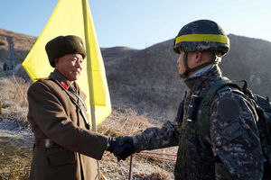 ISTORIJSKI TRENUTAK! PRE SAMO GODINU DANA OVO JE BILO NEZAMISLIVO: Vojnici Severne i Južne Koreje prešli granicu i rukovali se (FOTO)