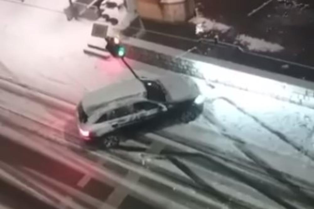 OPASNA POLEDICA: Pogledajte kako vozač u Sarajevu ruši semafor! Proklizao kolima po snegu i nije uspeo da ukoči (VIDEO)
