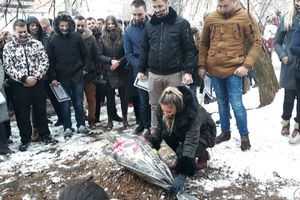 POGREBNA POVORKA POŠLA IZ STUDENTSKE MENZE: Pokoj mu duši... Studenti u Mitrovici danas sahranili međunarodno pravo i Rezoluciju 1244! Kfor kroz žicu posmatrao šta se događa (FOTO)