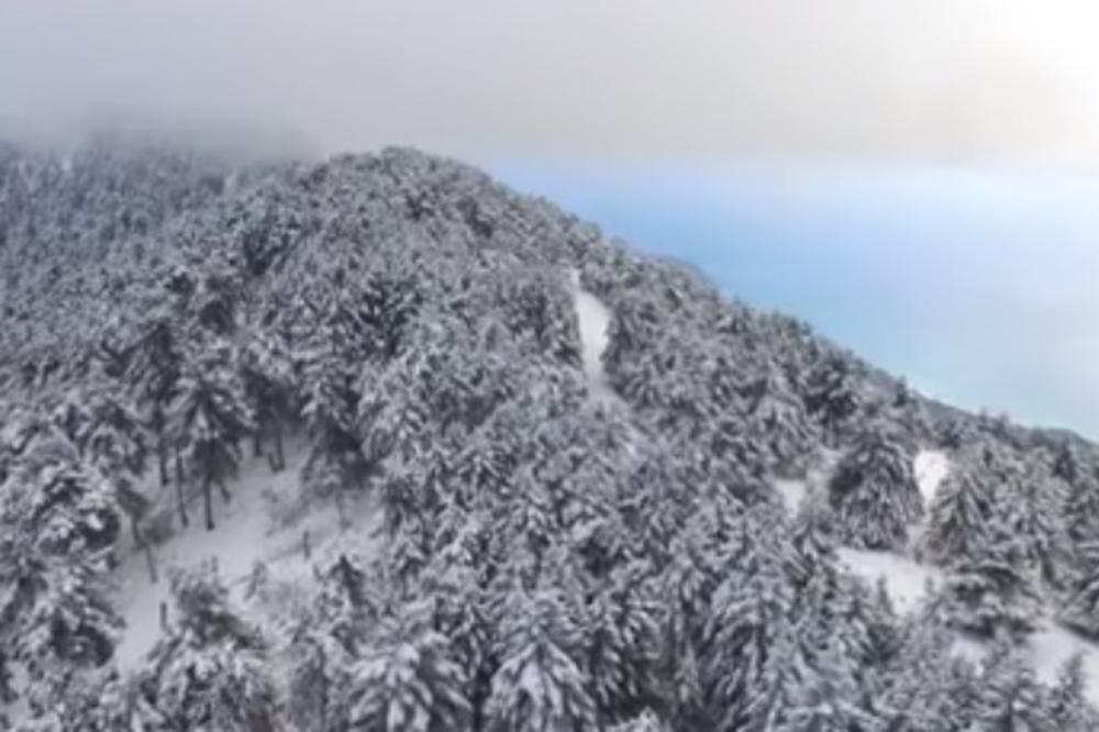 SVE SE ZABELELO: Jedna od omiljenih turističkih destinacija u Grčkoj je potpuno zavejana (VIDEO)