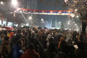 SEVERNA MITROVICA NA NOGAMA: Srbi okupljeni u centru gledali obraćanje predsednika Vučića (Kurir TV)