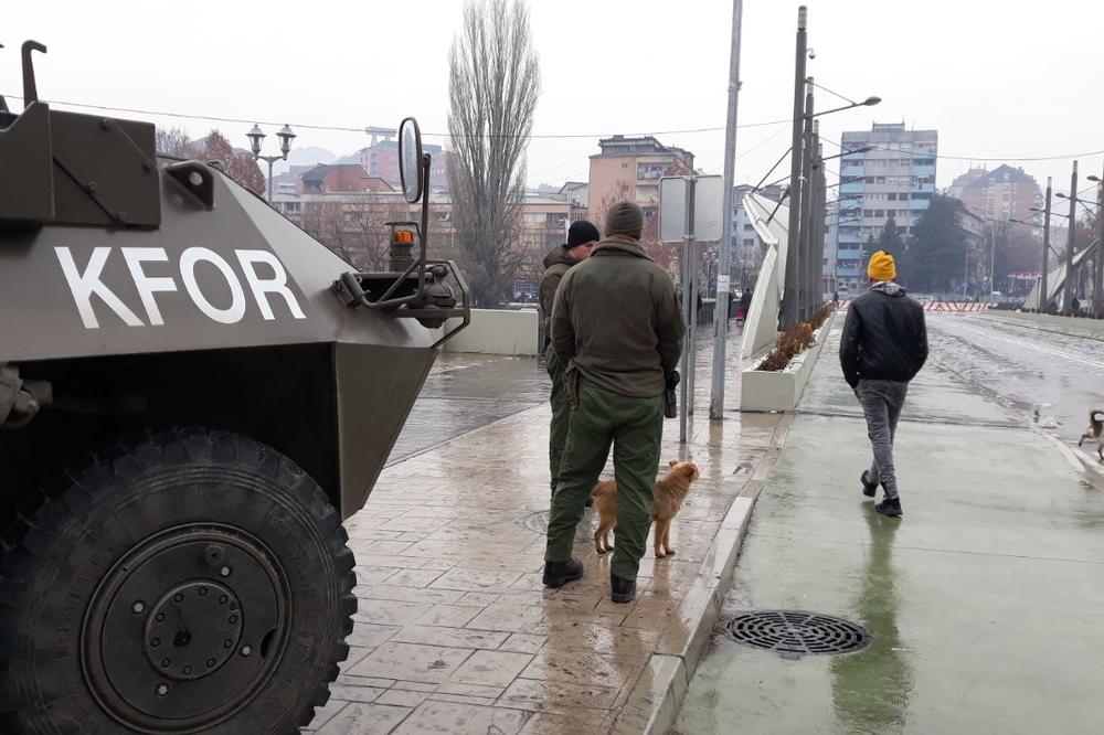 NOVA TURA UVREDA ZA SRBE: Grafiti OVK osvanuli na mostu u Kosovskoj Mitrovici