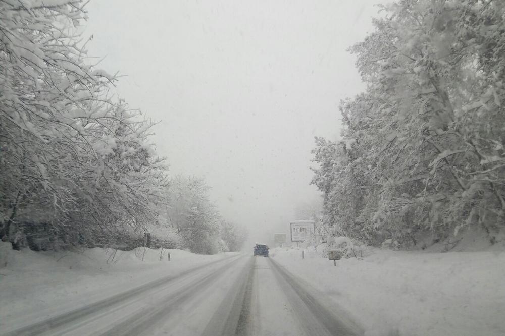 OPREZNO U VOŽNJI: Saobraćaj širom Srbije usporen zbog snega, nema zadržavanja na graničnim prelazima