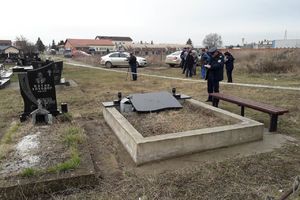 SRBI U LIPLJANU UZNEMIRENI: Porušeni spomenici na pravoslavnom groblju, policija izašla na lice mesta (FOTO)