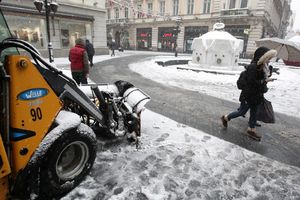 STIŽU LEDENI DANI, OPREZ ZBOG POLEDICE: Očišćene ulice prvog prioriteta u srpskoj prestonici, gradski prevoz funkcioniše normalno