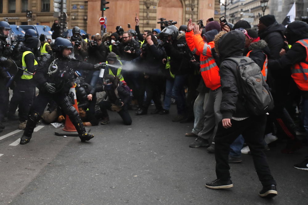 OPSADNO STANJE U FRANCUSKOJ: Sukob policije i Žutih prsluka u Parizu, radio i suzavac! Uhapšeno 85 demonstranata! (VIDEO)