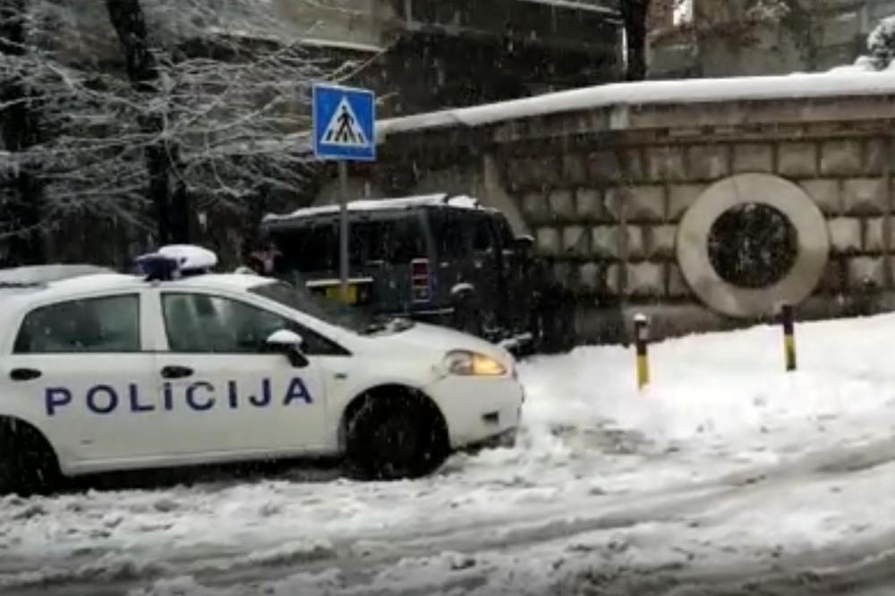 KURIR NA LICU MESTA! ŠOK SCENA U CENTRU BEOGRADA, NA UGLU PALMOTIĆEVE I SVETOGORSKE: Hamerom stranih tablica oborio semafor, zakucao se u kiosk i kapiju, pa izašao, ostavio auto i pobegao! (KURIR TV)