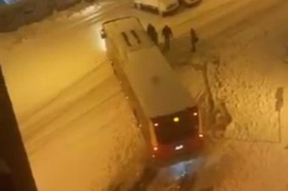 NISAM USLIKAO TRENUTAK OD SILNOG ŠOKA: Putnici guraju autobus GSP zaglavljen u snegu! Pogledajte akciju na okretnici linije 49! (VIDEO)