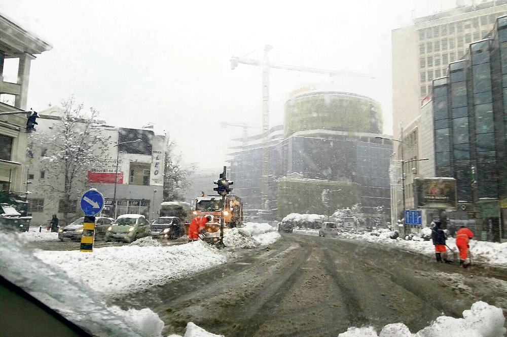 VOZAČI, OTVORITE ČETVORE OČI U SAOBRAĆAJU: Saobraćaj usporen zbog snega, nigde bez zimske opreme