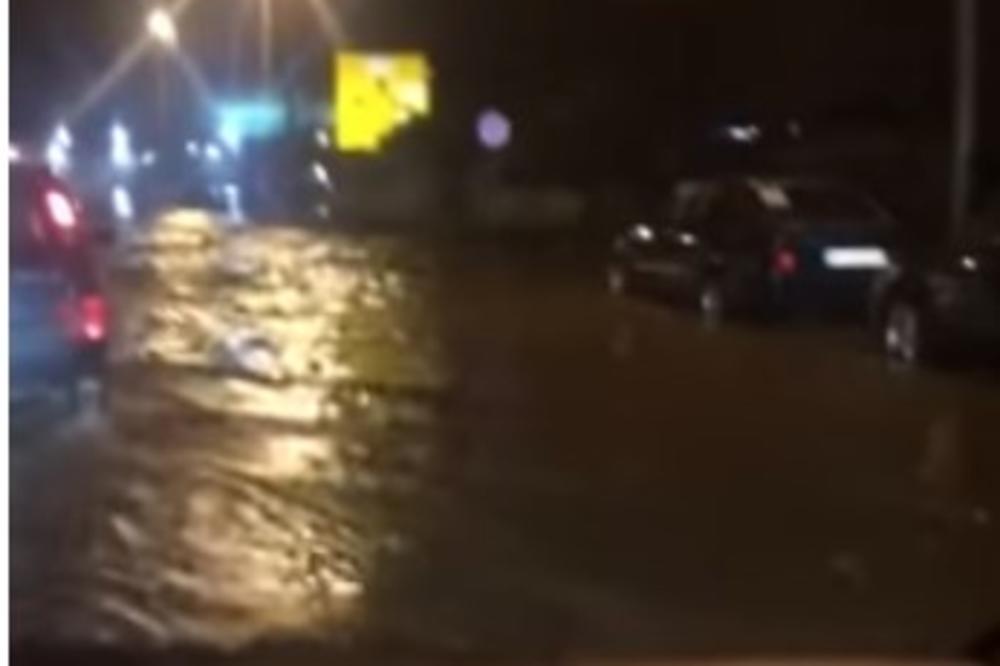 MONSUN PARALISAO BAR: Ulicama tekle reke, saobraćaj bio nemoguć (VIDEO)