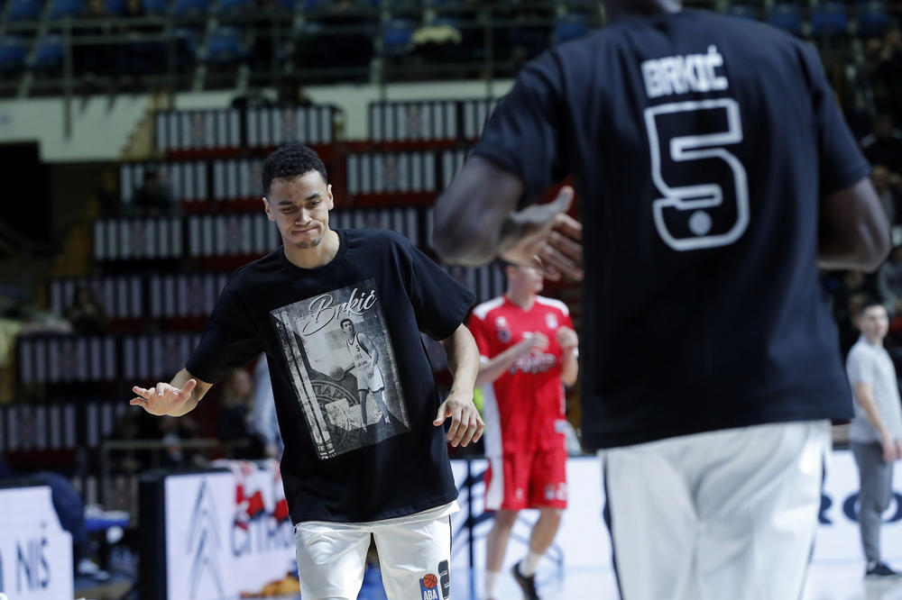 DOBRO PAMTE SVE: Košarkaši Partizana izašli na parket u majicama sa likom Harisa Brkića ubijenog pre 18 godina (VIDEO)