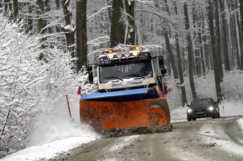 SLOVENCE ZAVEJAO SNEG: Vozačima neophodna zimska oprema, pojedini putevi zatvoreni