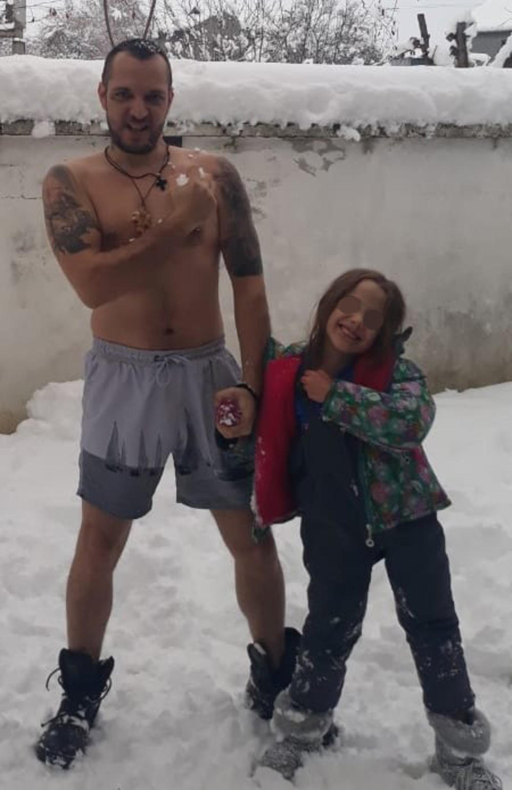 uživa na snegu sa ćerkom