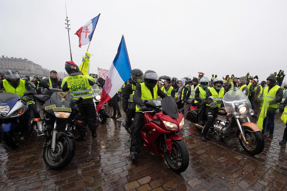 ŽUTI PRSLUCI NE POSUSTAJU! Blokirali desetine kružnih tokova i poručuju: BENZINSKE PUMPE su sledeće!