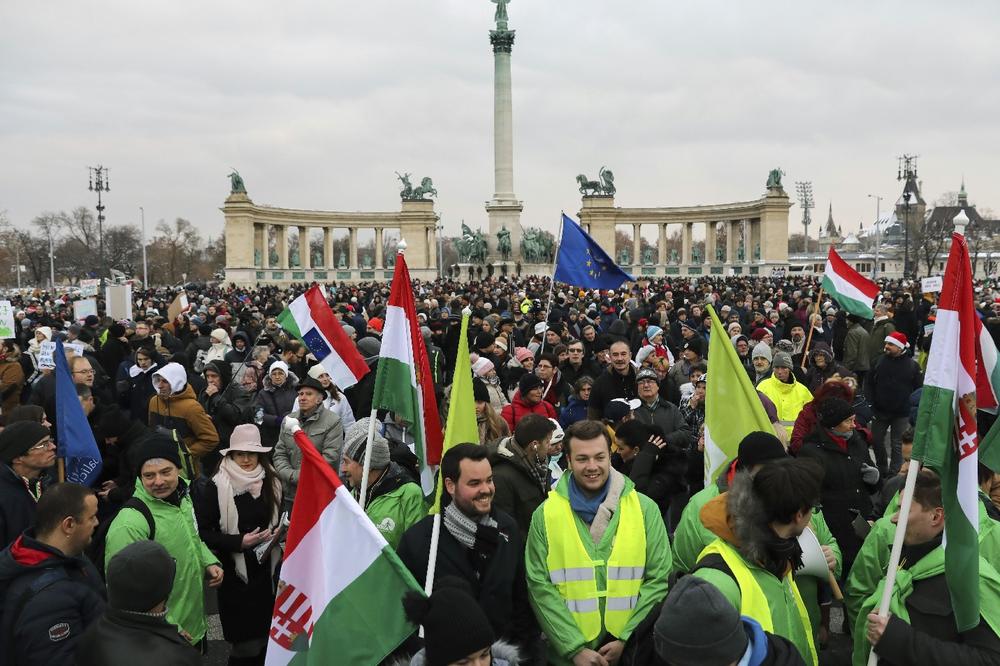 MAĐARI NA ULICAMA: 10.000 ljudi protestuje zbog politike  premijera Viktora Orbana! (FOTO)