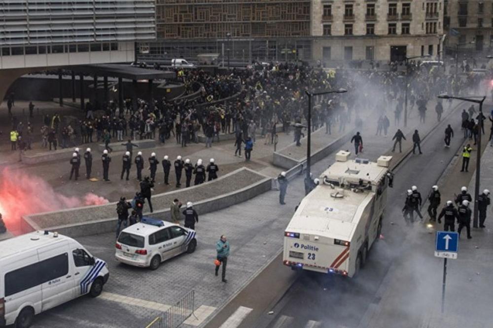 SUKOB NA PROTESTIMA U BRISELU: Policija udarila vodenim topovima po demonstrantima!