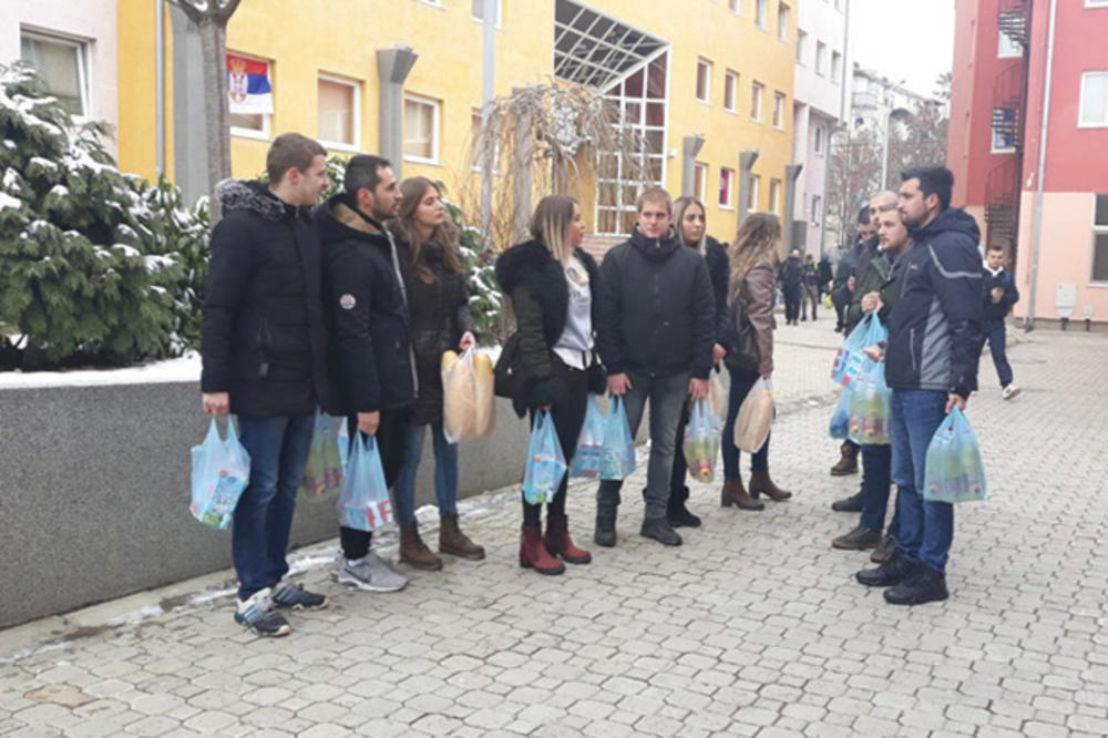 STUDENTI KOSOVSKE MITROVICE U AKCIJI: Starijim sugrađanima delili ulje, šećer, mleko i hleb (FOTO)