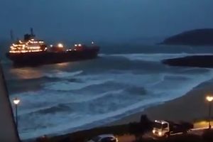DRAMA NA BRITANSKOJ PLAŽI: Ruski teretnjak od 180 metara se nasukao na obalu zbog jakog vetra (VIDEO)
