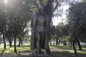 CRNOGORCI SLAVE MARŠALA Zahvalni građani Titograda i Podgorice: Spomenik Titu postavljen u Podgorici, pogledajte kako izgleda!  (VIDEO)