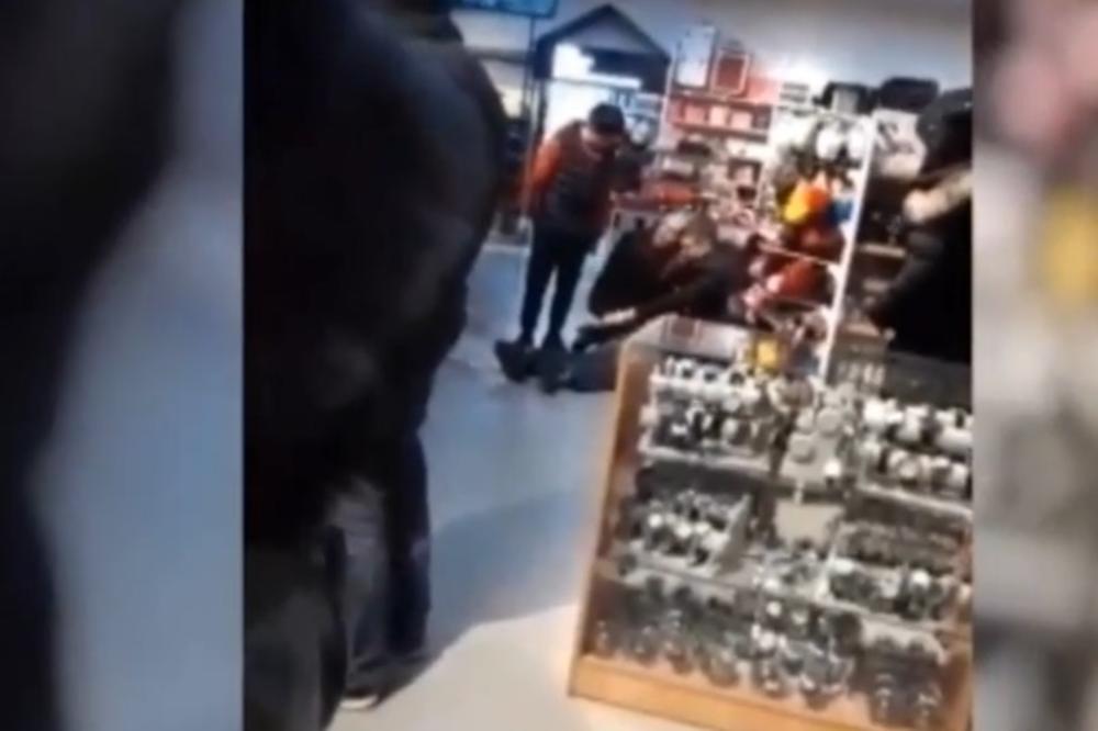 DRAMA U KRUŠEVCU NA SVETOG NIKOLU: Muškarac mahao satarom po kineskom tržnom centru, bežao i rušio sve pred sobom! (VIDEO)