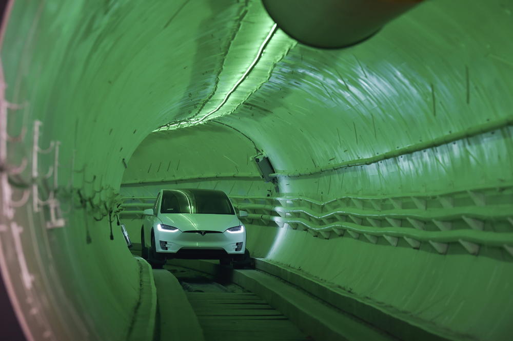 MILIJARDER NAŠAO NAČIN DA REŠI SAOBRAĆAJNE GUŽVE: Ilon Mask otvorio brzi tunel ispod Los Anđelesa (FOTO)
