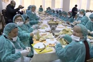 DOBRO POGLEDAJTE! OVO NA SLICI NISU HIRURZI, NEGO VREDNE MAKEDONKE: Prave 65.000 posnih SARMI za Svetog Nikolu! (FOTO, VIDEO)