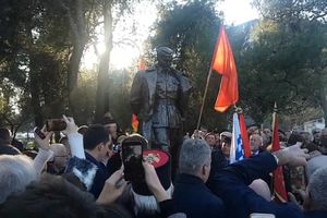 VRATIO SE TITO U TITOGRAD: Đetići žale za zajedničkom državom! Uz petokarake i pesmu RAČUNAJTE NA NAS otkriven spomenik Josipu Brozu! (VIDEO)