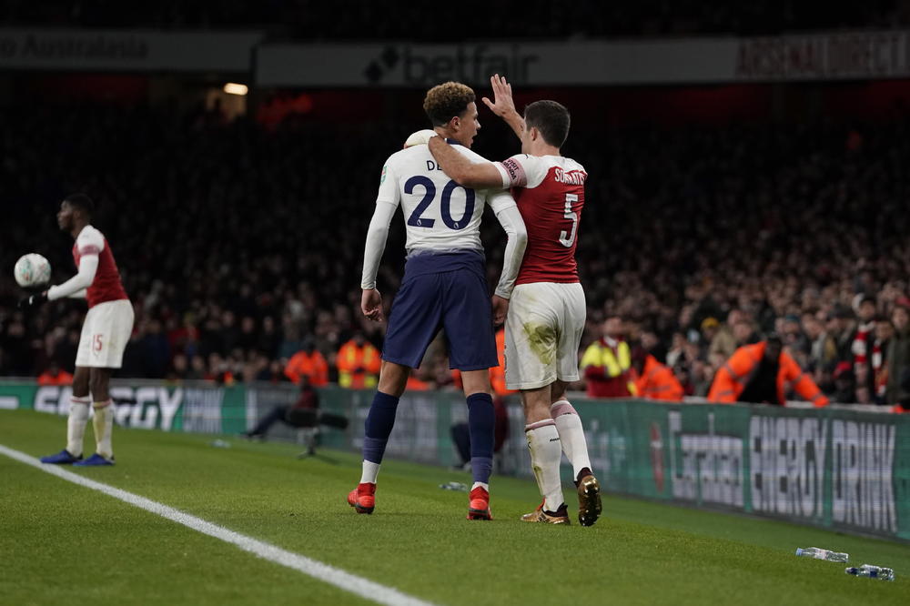 SKANDAL NA LONDONSKOM DERBIJU: Navijači Arsenala pogodili Dele Alija flašom u glavu! Reakcija fudbalera Totenhema je sve iznenadila (VIDEO)