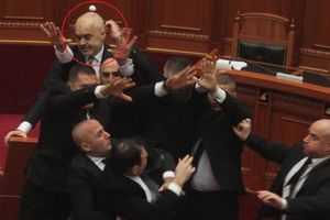 RAMA POPIO JAJE U GLAVU! Haos u albanskom parlamentu, premijer jedva pobegao! (FOTO, VIDEO)
