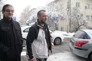 ČIM JE UGLEDAO NOVINARE NABACIO OSMEH I POZU: Zoran Marjanović došao pred Viši sud! I tata je  s njim, ne pušta ga samog! (FOTO)
