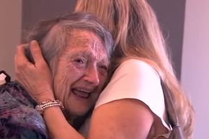OSTALA JE SAMA U STARAČKOM DOMU, A JEDINO DETE JE IZGUBILA NA POROĐAJU: 69 godina kasnije je čula glas koji joj je rekao NISAM MRTVA (VIDEO)
