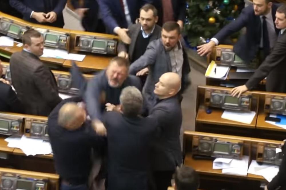 MASOVNA TUČA POSLANIKA: Nastao opšti haos zbog Putina! Sevale pesnice u ukrajinskom parlamentu, a za sve kriv jedan transparent! (VIDEO)