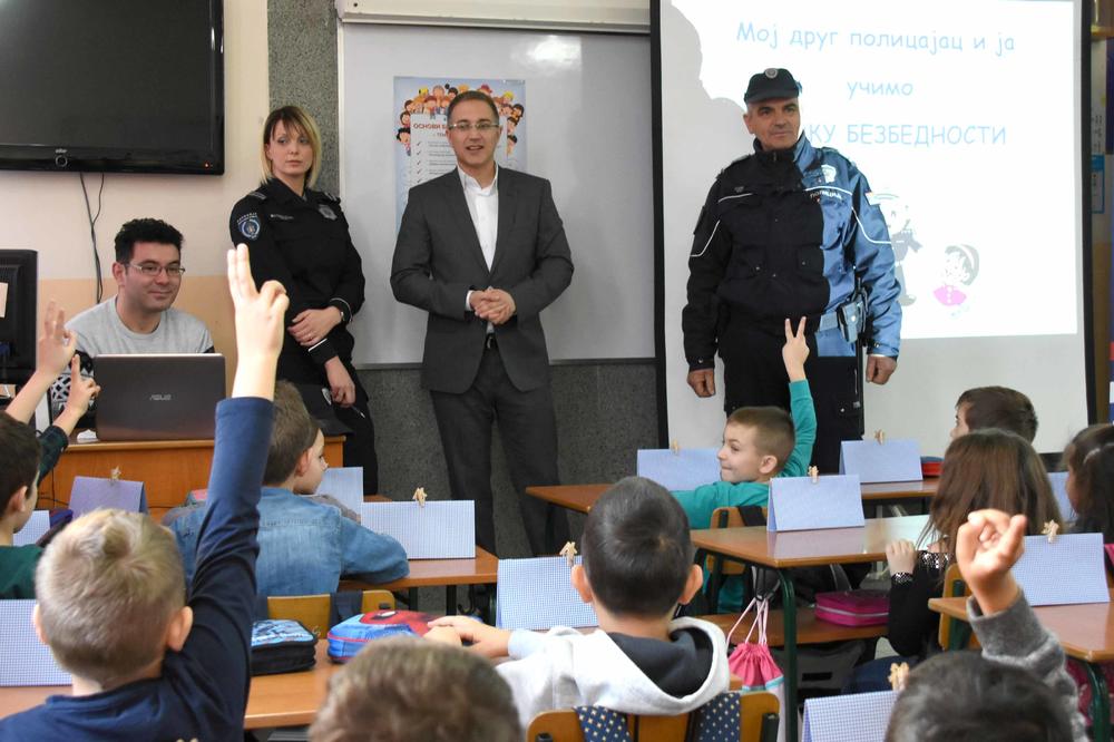 STEFANOVIĆ OPET SEO U ŠKOLSKU KLUPU: Ministar policije poručio osnovcima da ne sme biti vršnjačkog nasilja (FOTO)