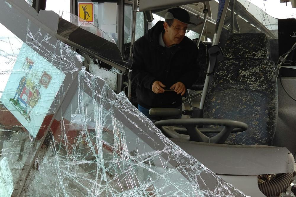 LEKARI SE BORE ZA DEVOJČICU IZ NIŠKOG AUTOBUSA SMRTI! I DALJE ŽIVOTNO UGROŽENA: Vozač je dobro i čeka saslušanje!