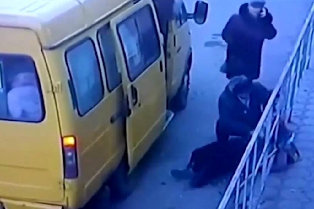 SKANDAL U RUSIJI, GRAĐANI BESNI: Starica (84) dobila infarkt u minibusu, a vozač je izbacio iz vozila i mirno se odvezao! Ležala na ulici pola sata (VIDEO)