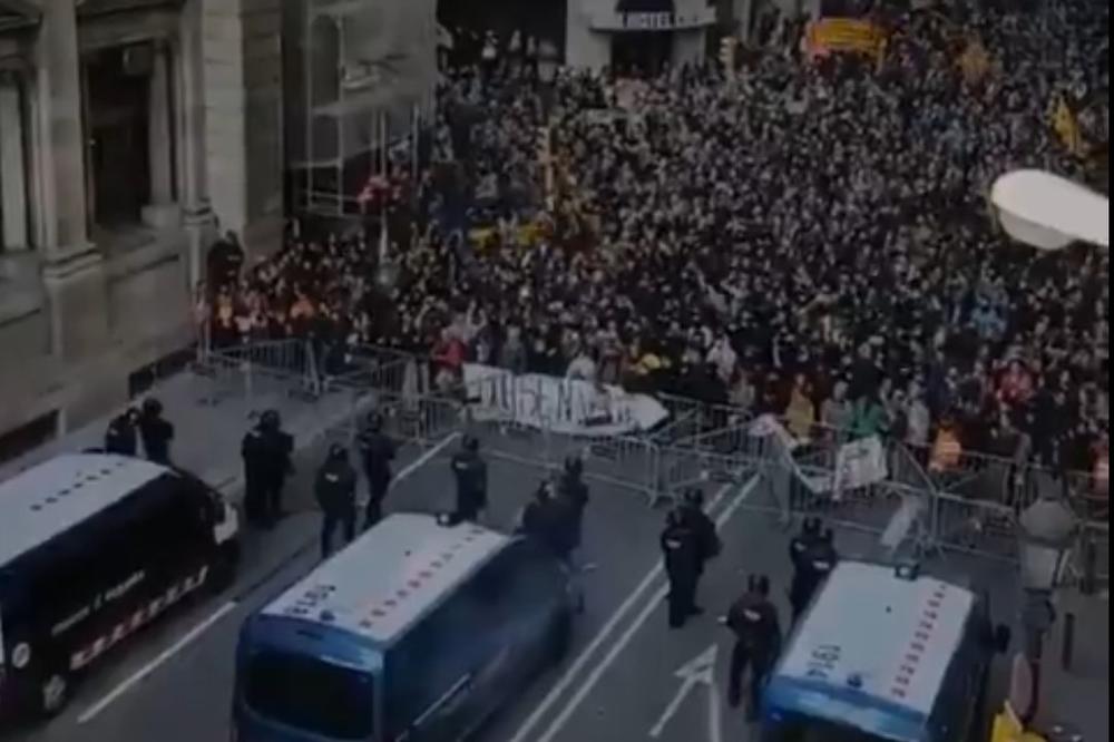 PROTESTI U BARSELONI: Sednica španske vlade dok hiljade ljudi demonstrira na ulicama! (VIDEO)