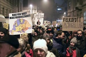 MAĐARI SE DIGLI PROTIV ROBOVSKOG ZAKONA: Hiljade građana u Budimpešti protestuje  protiv novog zakona o radu!