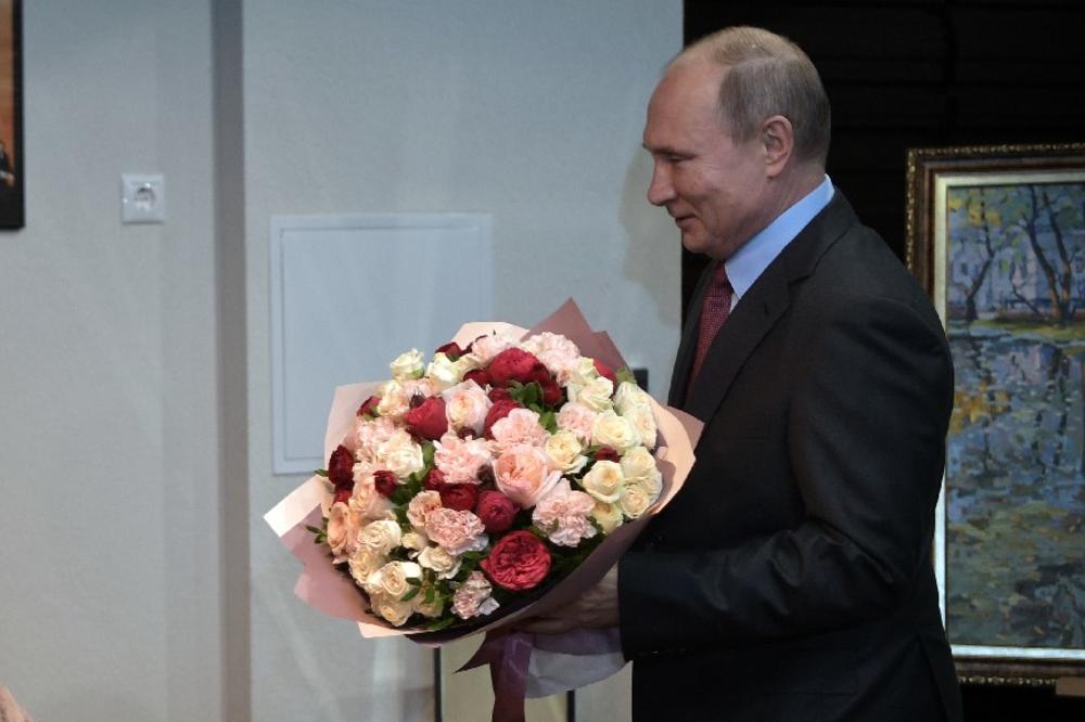 ŠOK! EVO KOJOJ ŽENI PUTIN NOSI CVEĆE: Ruski predsednik sa buketom u ruci iznenadio jednu DAMU (FOTO)