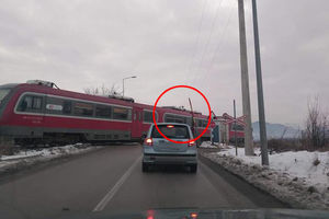 PA ZAR OPET NEKO TREBA DA POGINE? PODIGNUTA RAMPA, A VOZ PROLAZI: Šokantne fotografije pojavile se sa druge rampe kod Niša, blizu jučerašnje strašne saobraćajke (FOTO)