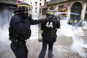UHAPŠENA 142 ŽUTA PRSLUKA, MEĐU NJIMA I LIDER: Protesti u Francuskoj sve neorganizovaniji, ali ne odustaju!