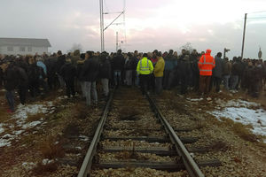 NAKON TEŠKE NESREĆE, PROTEST NA KOBNOM PRELAZU KOD NIŠA: Meštani traže rampu, nadležni obećavaju rešenje problema (FOTO)